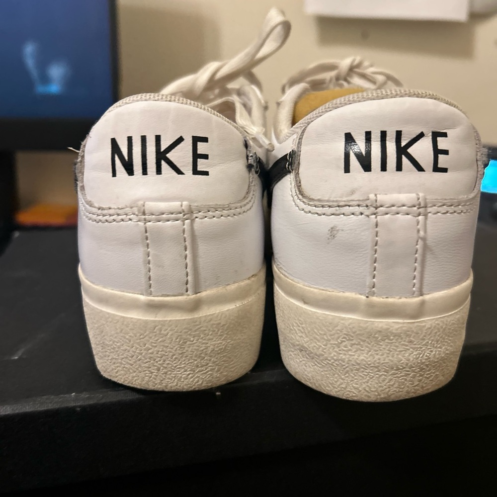 Nike Women’s White and Black Low-Top Sneakers - Picture 4 of 8